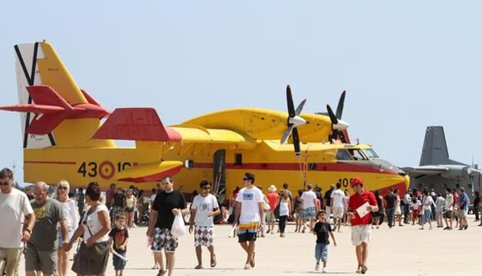 La jornada de puertas abiertas del II Festival Aéreo Internacional de Málaga contó con la presencia de muchos curiosos.

Foto: Yolanda Montiel