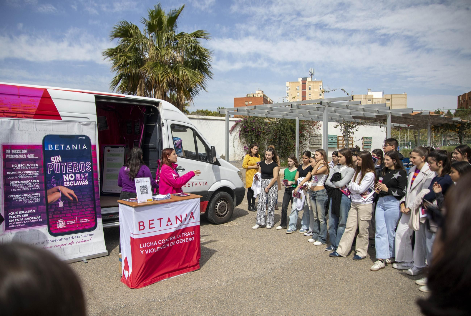 Sensibilización sobre la trata de mujeres en el IES Maestro Padilla de Almería, en imágenes