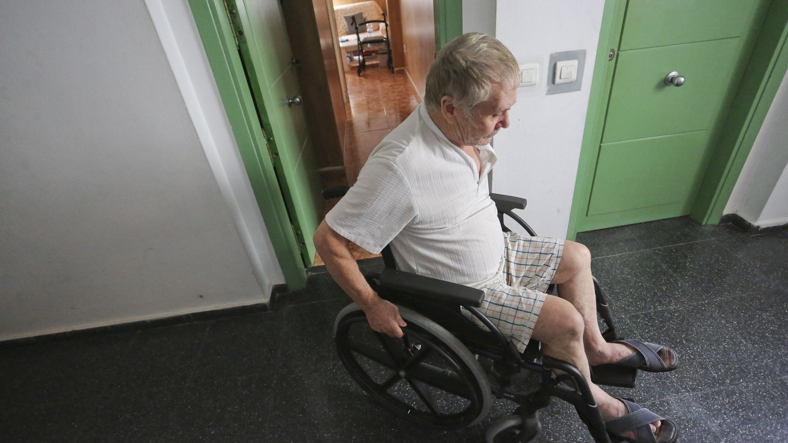 La falta de rampa y ascensor impide que José pueda salir a la calle