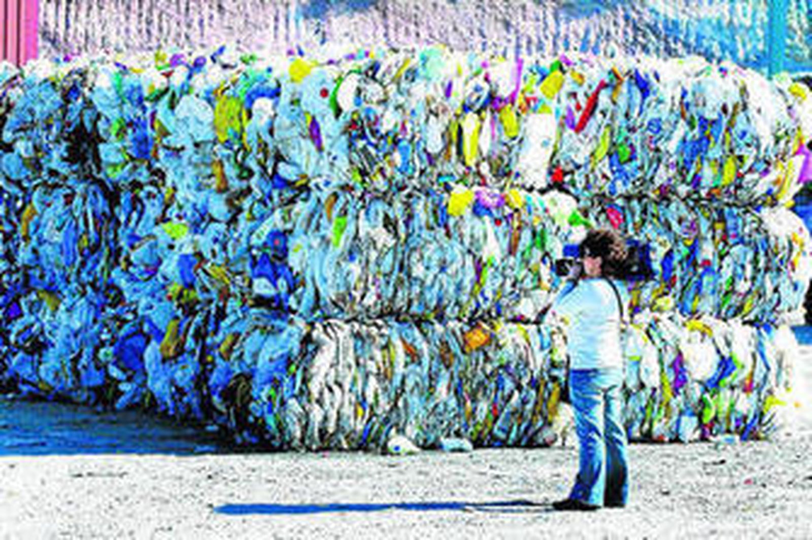 Demplastic trata plásticos de plantas de reciclaje, de recogida selectiva de residuos urbanos y del campo.
