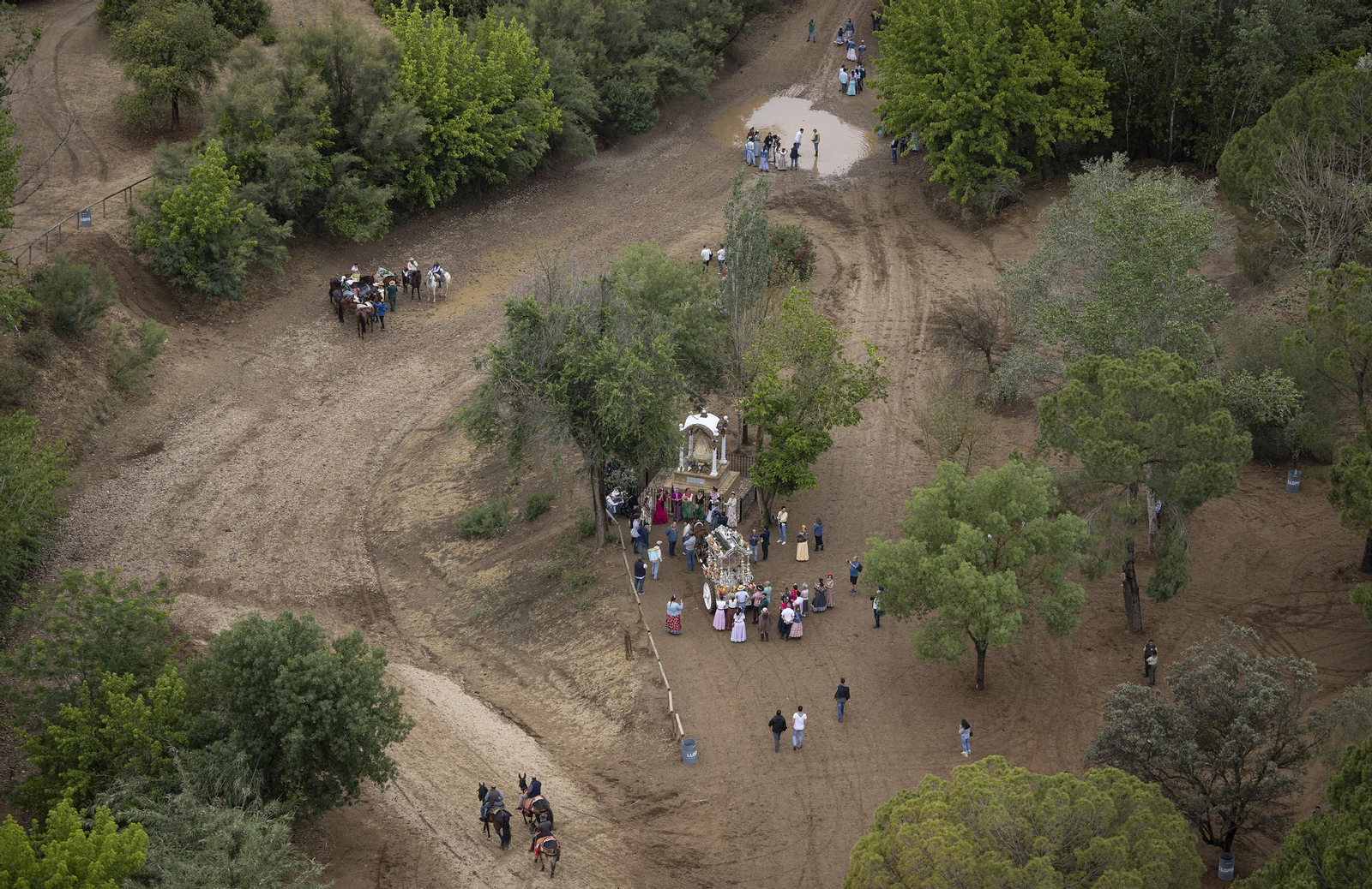 Las impresionantes fotos del camino del Rocío, desde el helicóptero de la Guardia Civil