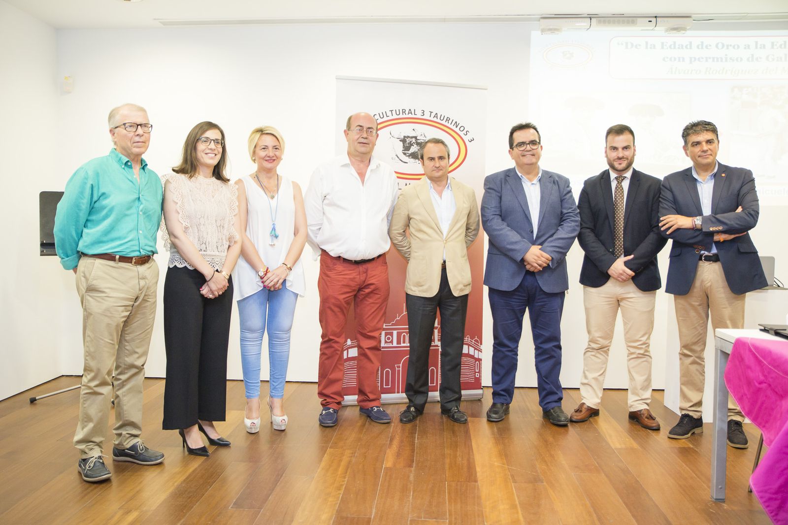 El periodista Álvaro Rodríguez junto a miembros del Foro 3 Taurinos 3 y representaciones políticas de la provincia.