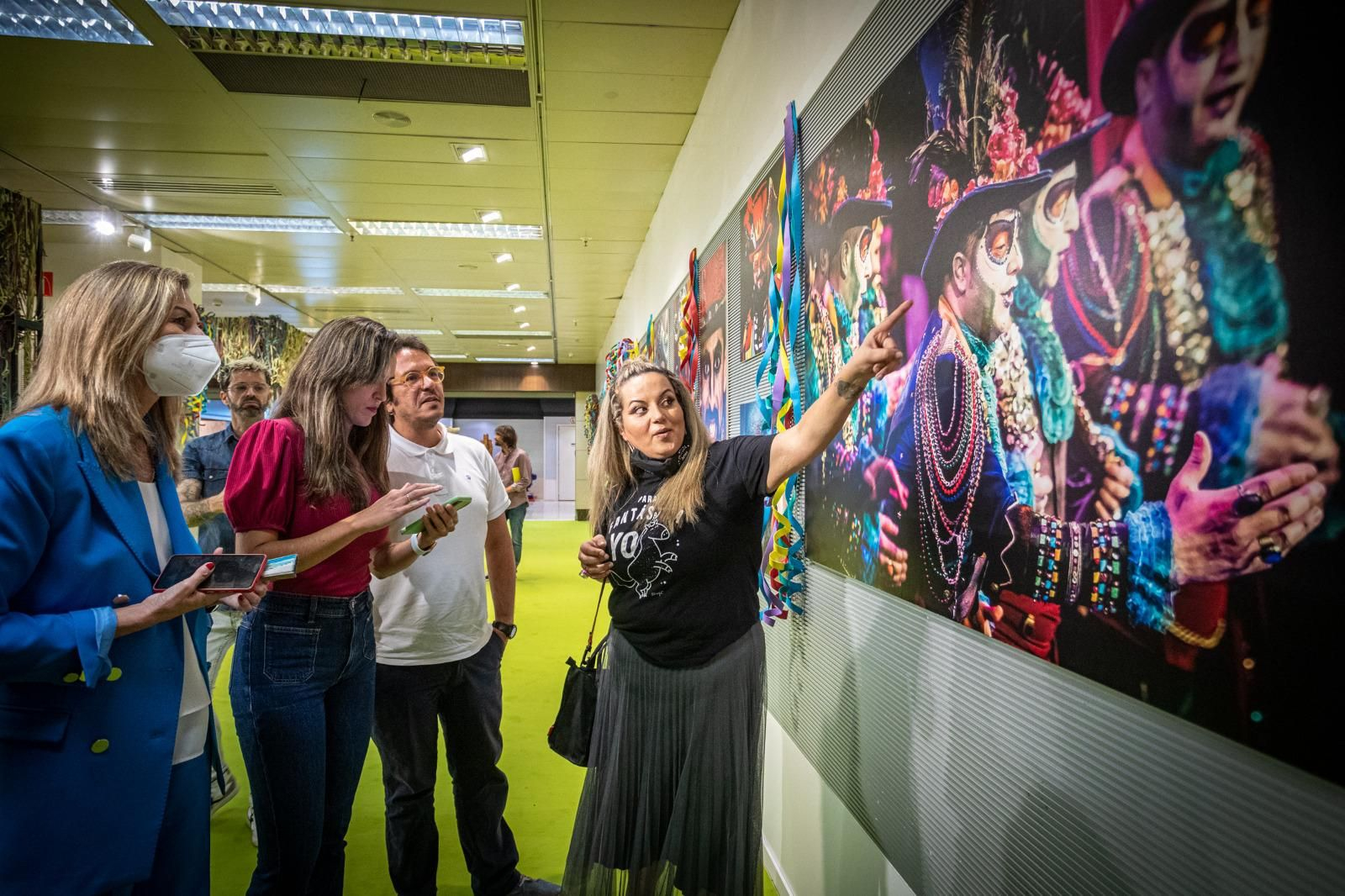 Sara Romero explica el maquillaje de 'La eternidad' al alcalde, Lola Cazalilla e Isabel Mora.