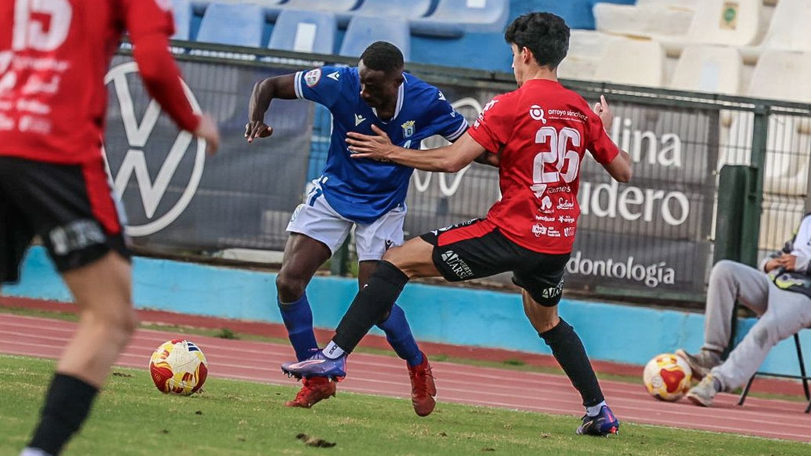 Pajuelo intenta evitar el avance de Gomis.