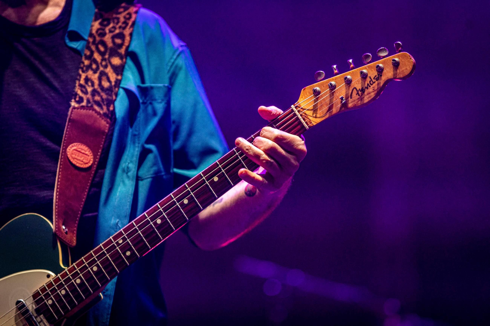 Andrés Calamaro mientras toca su guitarra al interpretar uno de sus temas en el concierto que ofreció en el festival Bahía Sound, en San Fernando Andrés Calamaro mientras toca su guitarra al interpretar uno de sus temas en el concierto que ofreció en el festival Bahía Sound, en San Fernando