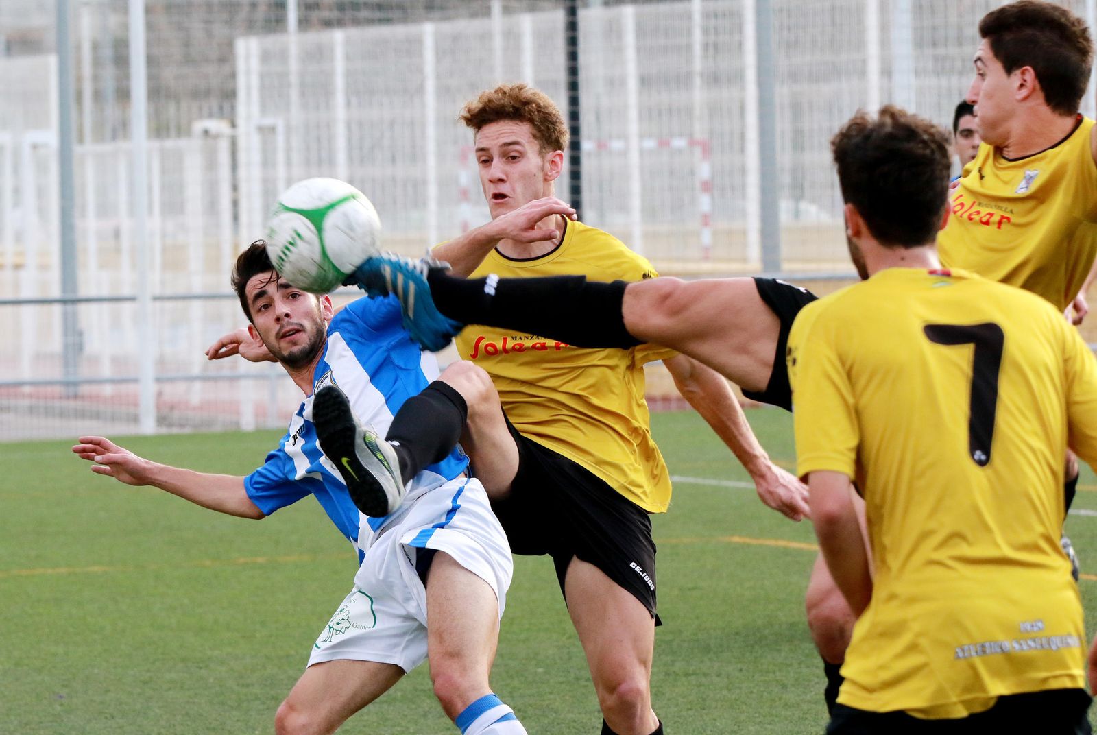 Mendoza, junto a Ezequiel Sánchez, en el Jerez Industrial-Sanluqueño B de la 15/16 en La Granja.