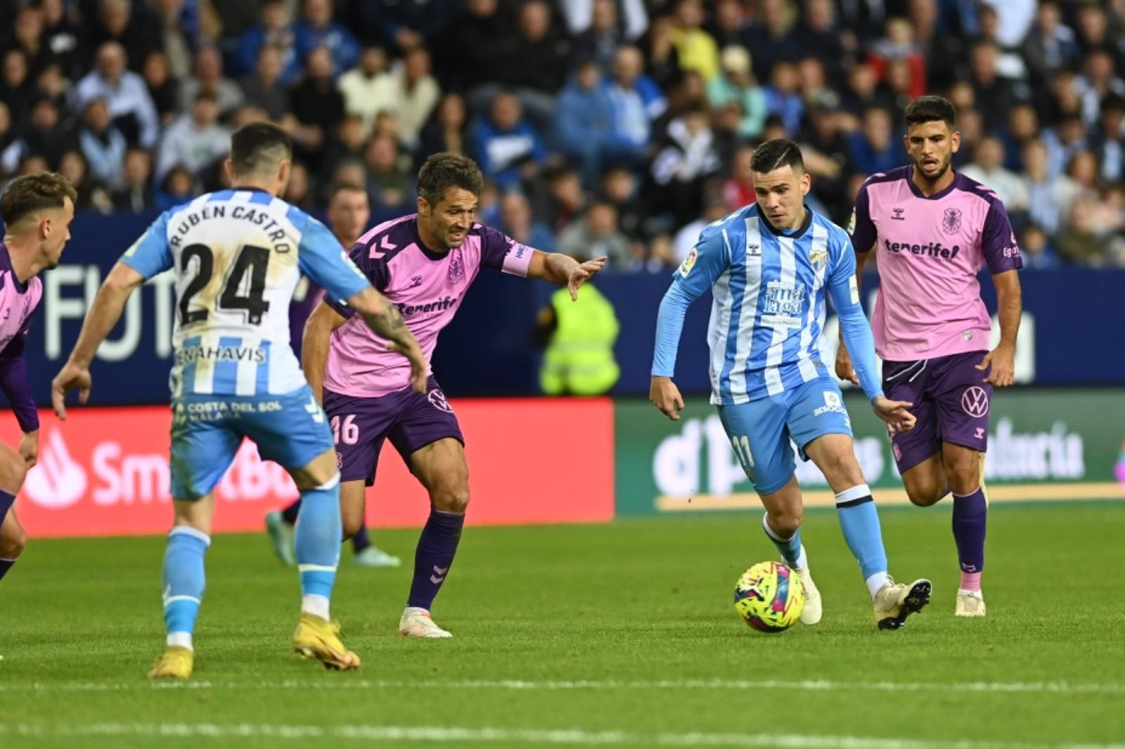 Álex Gallar intentando asociarse con Rubén Castro durante el partido del Tenerife.