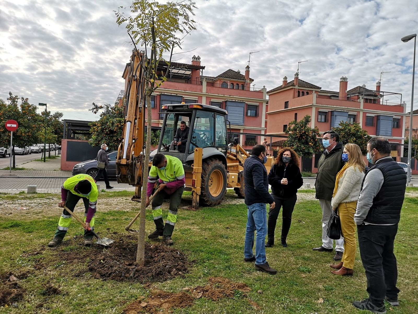 La delegada del distrito en el inicio de la plantación de nuevos árboles en el Parque del Guadaíra.