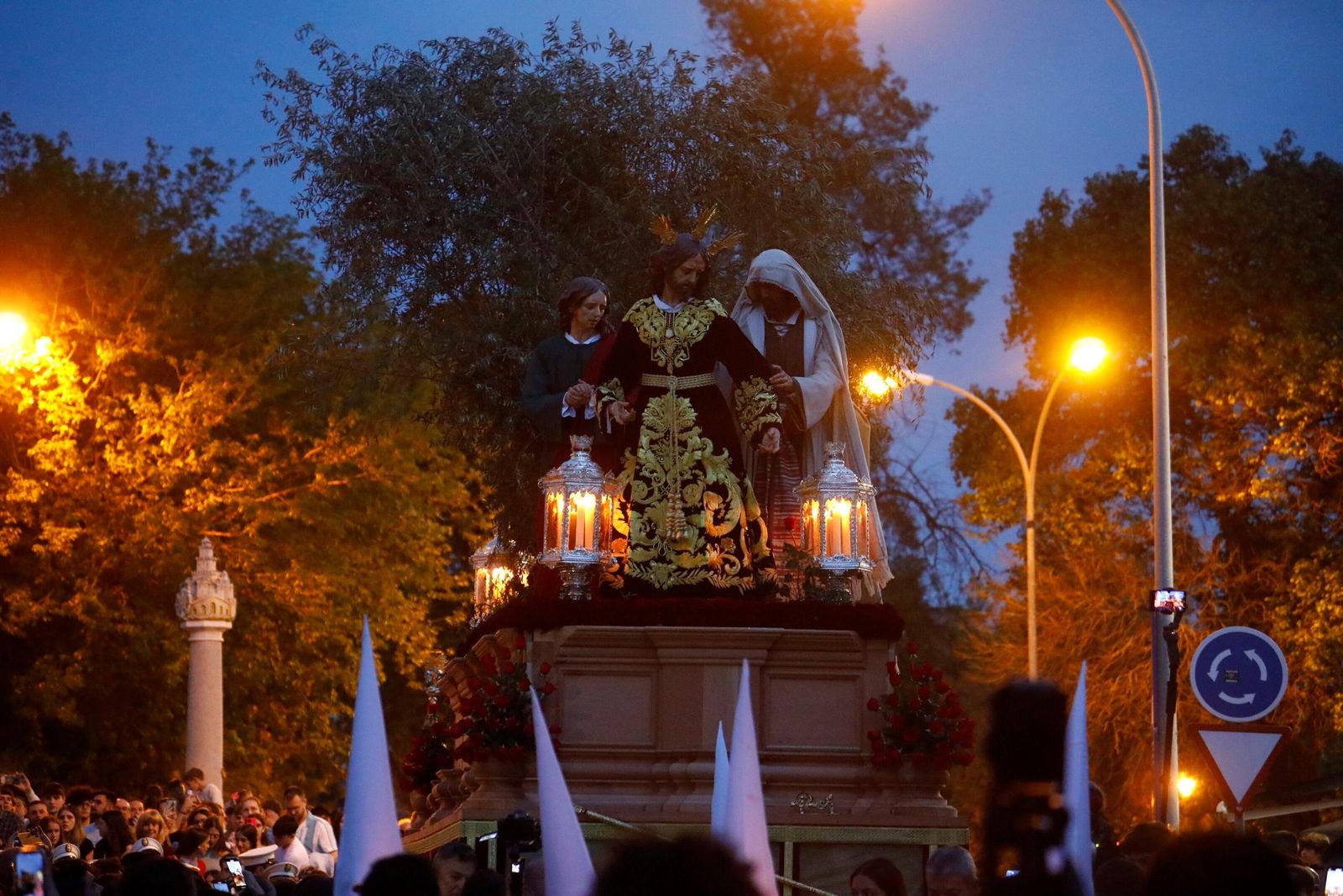 La procesión del Señor de la Salud de Puerta Nueva, en imágenes