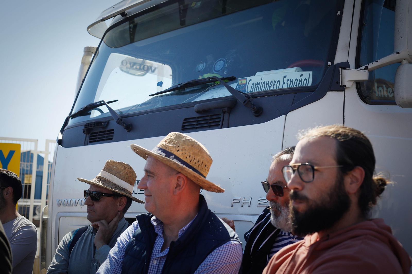 Los agricultores impiden la salida de uno de los camiones del Puerto de Almería.