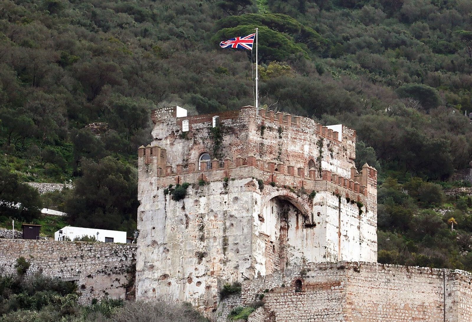 La bandera del Reino Unido izada en el Castillo Moro.
