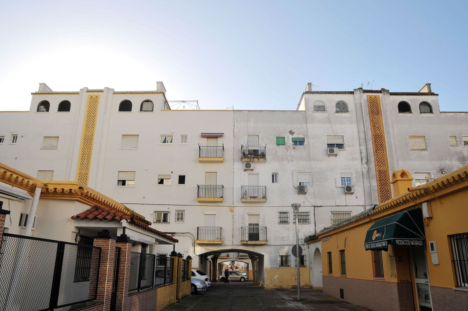 Imagen de uno de los bloques de pisos de la barriada de La Plata, en Jerez de la Frontera
