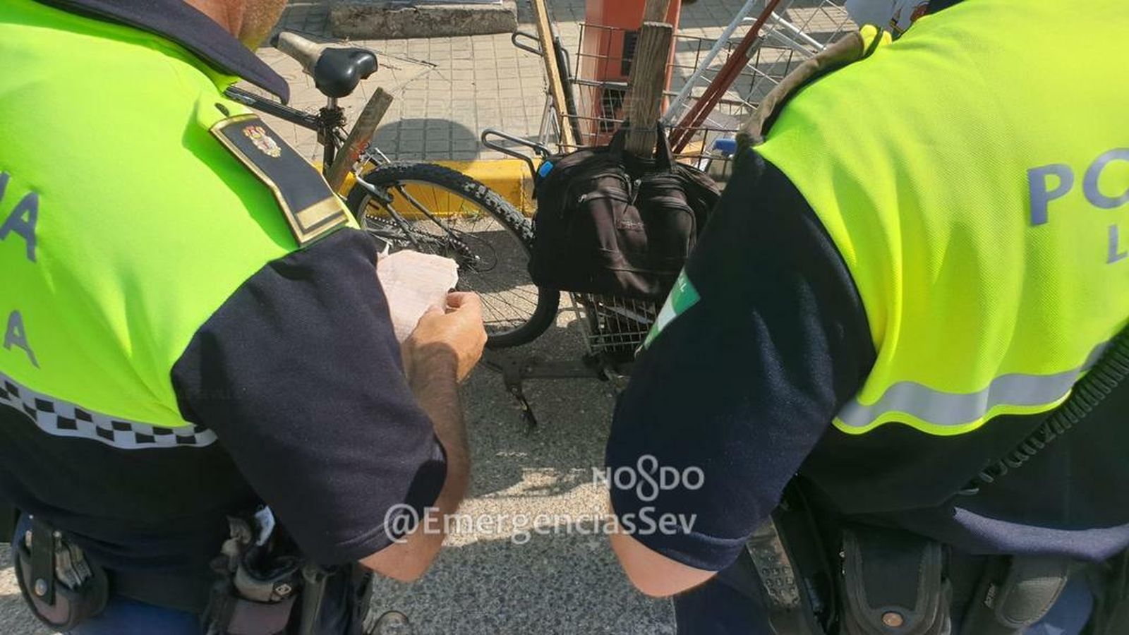 Los agentes comprueban la documentación.