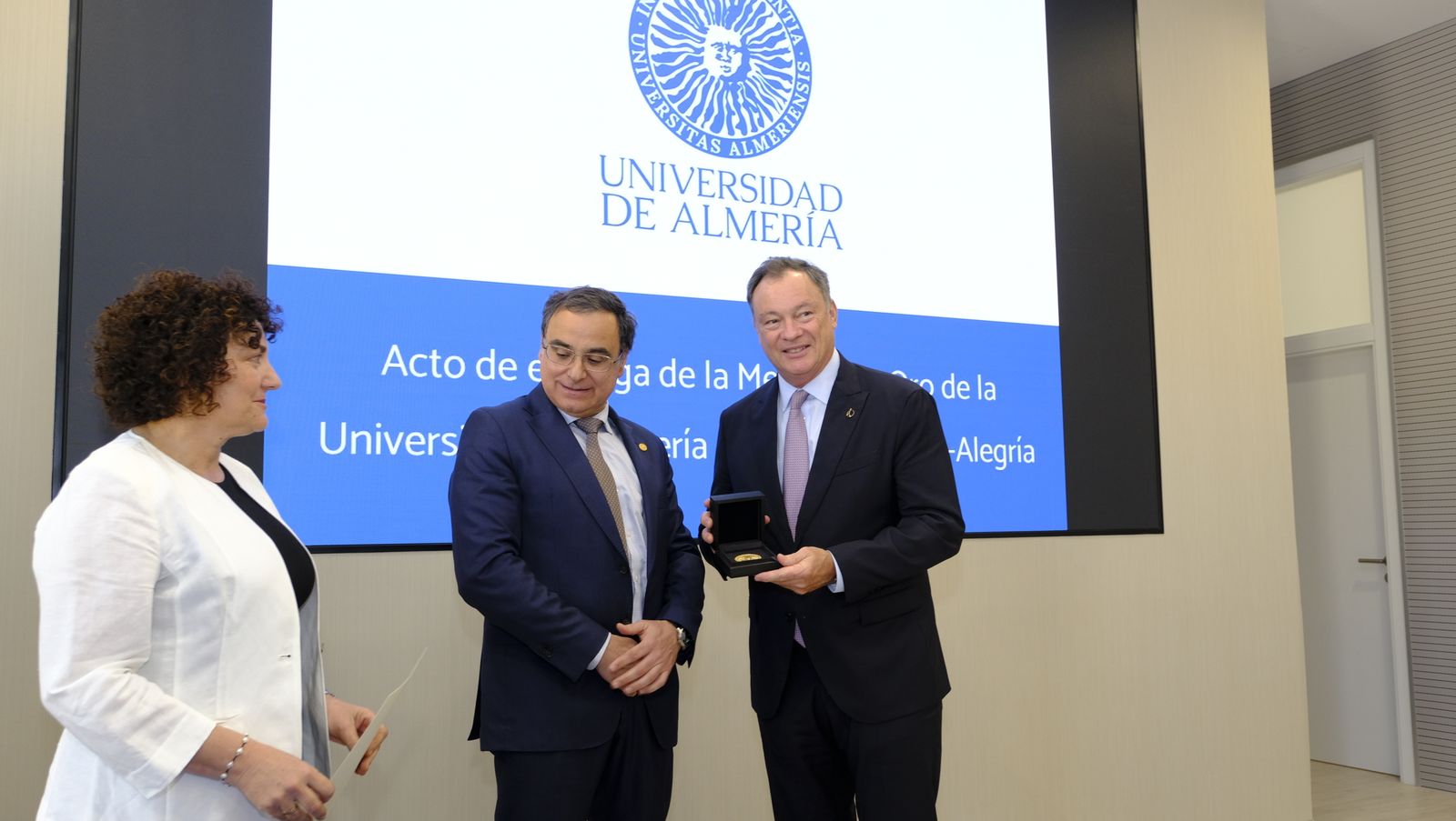 Imágenes de la imposición de la Medalla de Oro de la Universidad de Almería, al astronauta Miguel López Alegría