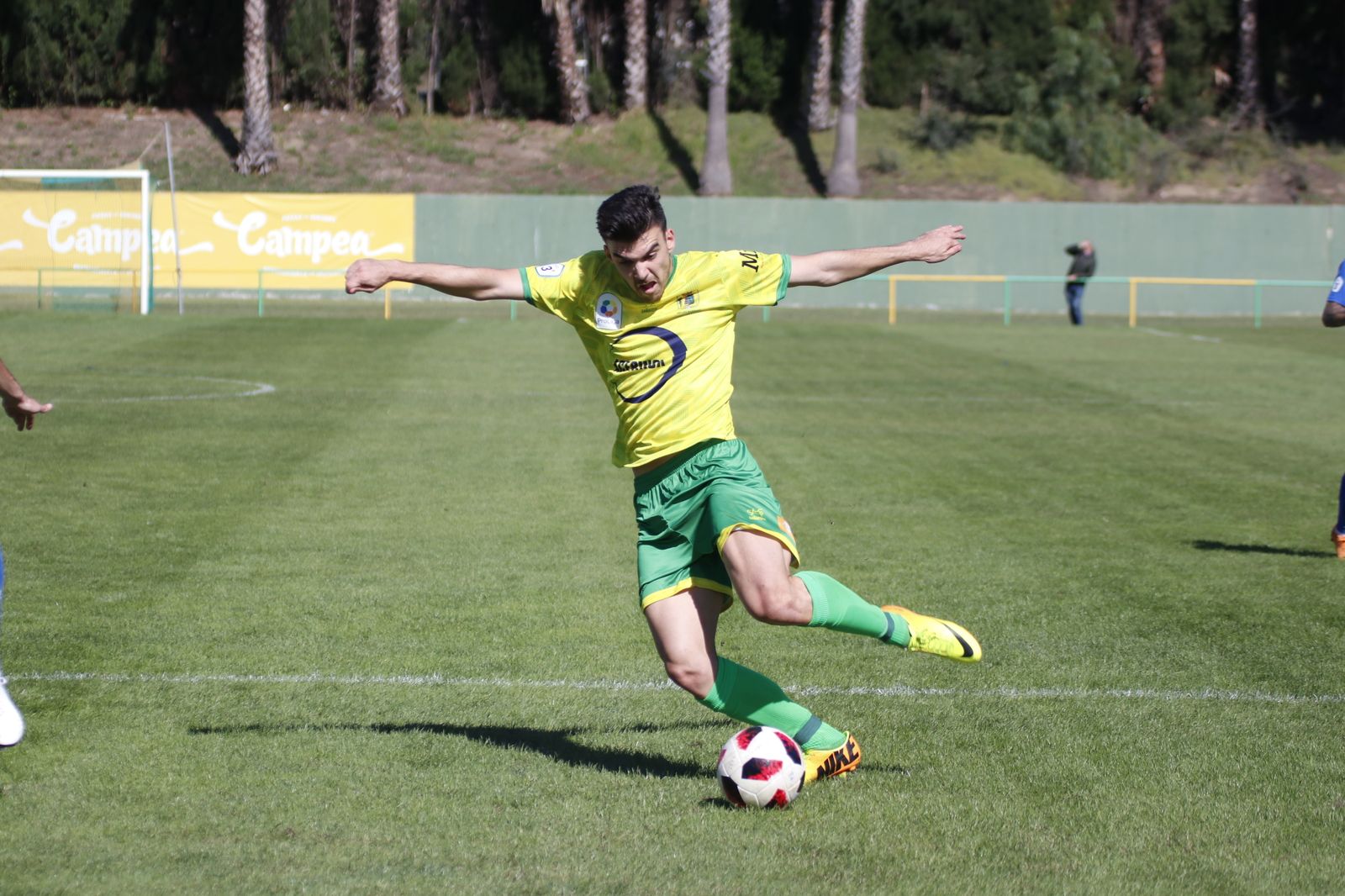 Instante en el que Forján dispara para toparse con el larguero, aunque estaba en fuera de juego
