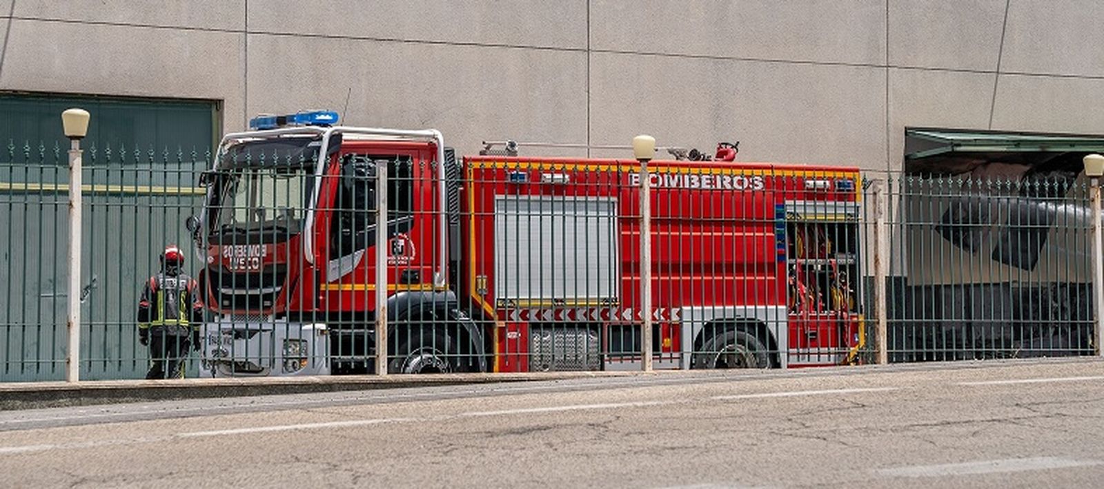 Un efectivo y un vehículo del Parque de Bomberos de Lucena, en otro siniestro