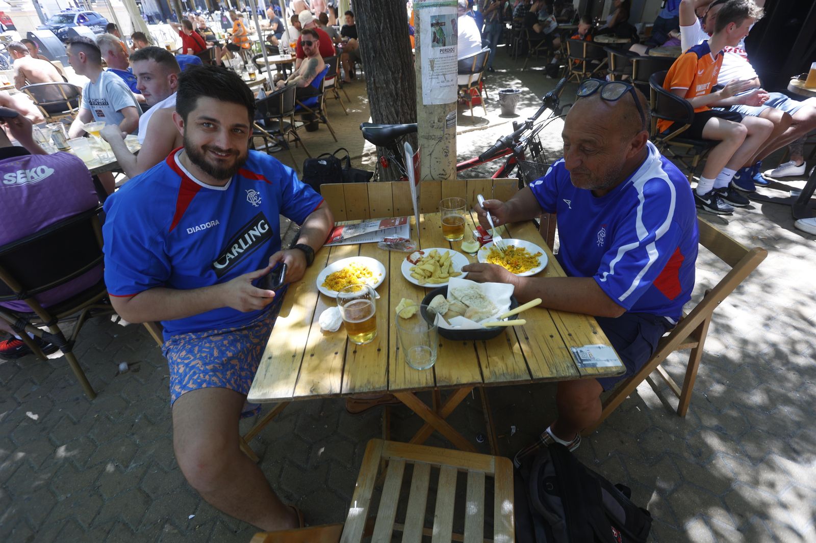 Aficionados escoceses disfrutan del sol y la cerveza de Sevilla