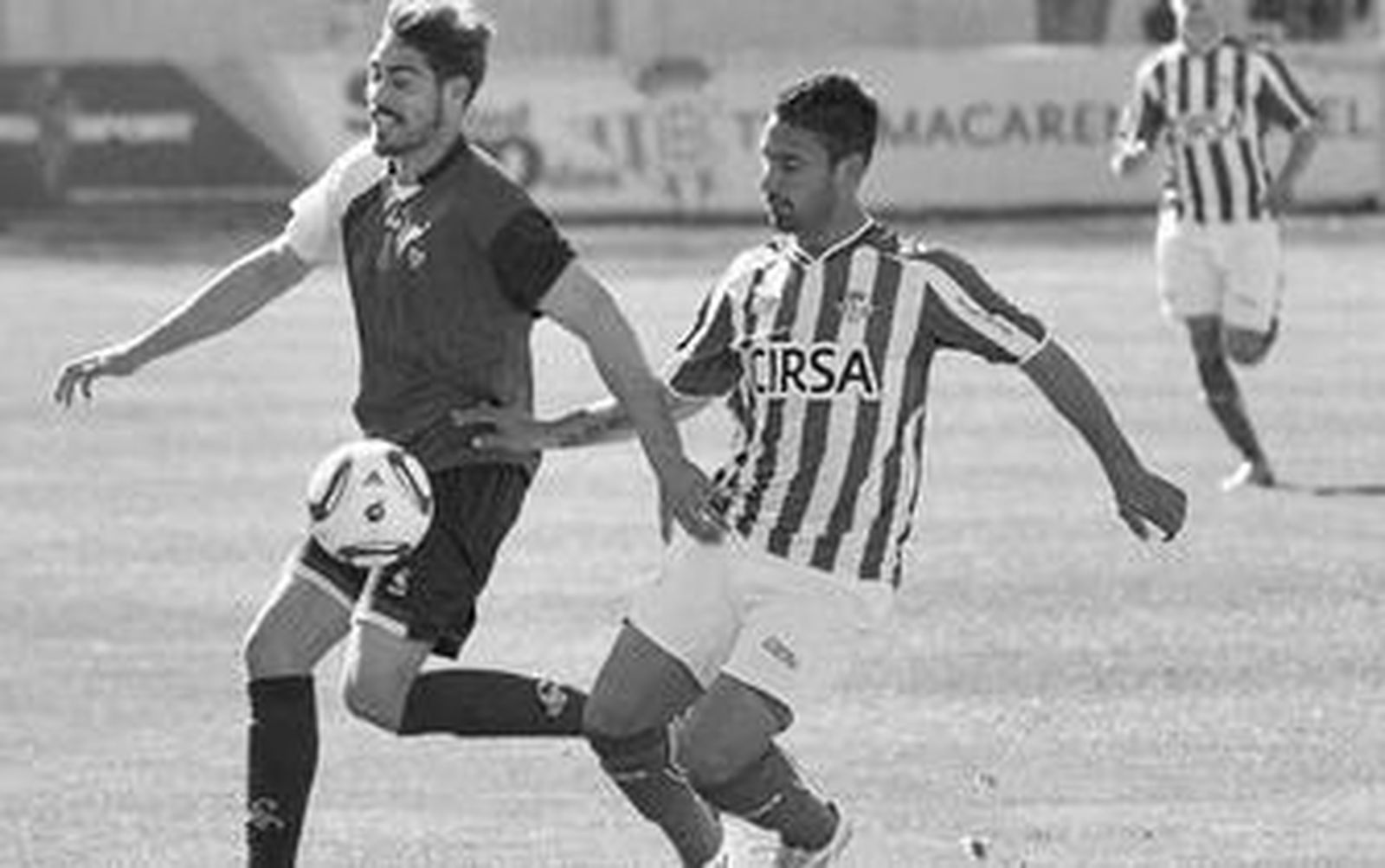 Kike (d) pugna por el esférico ayer con Miguel Ángel.