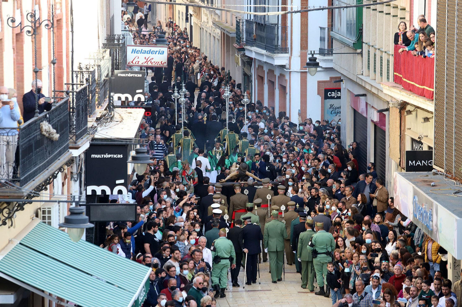 Ambiente en las calles de Huelva para ver la Legión junto al Cristo de la Vera+Cruz