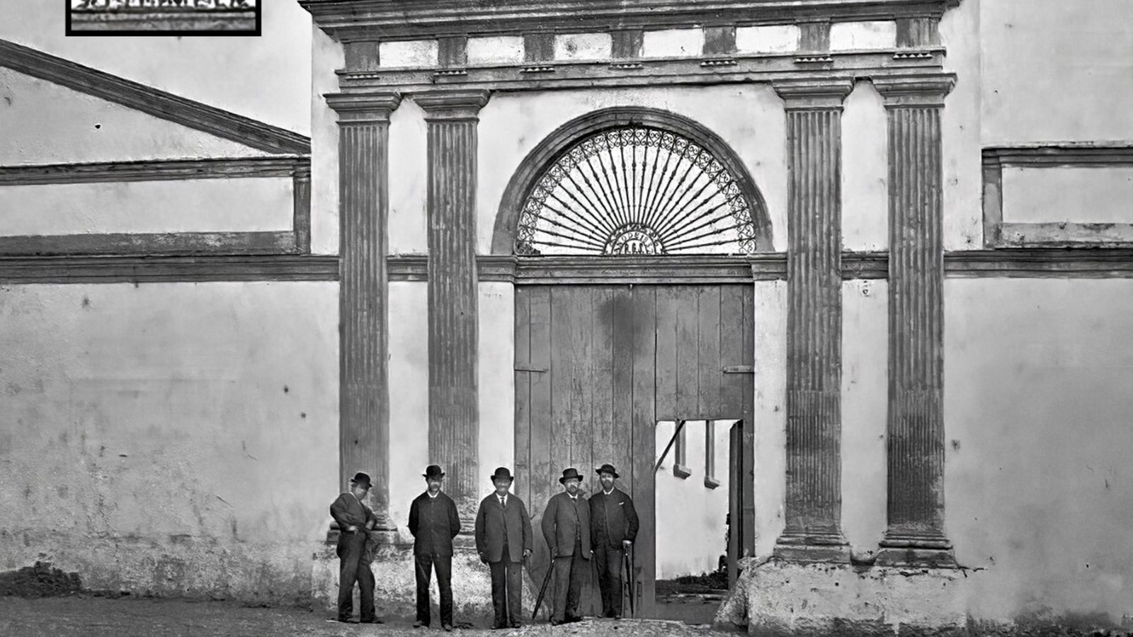 En 1884, ante  la fachada de su bodega junto a su agente en París y empleados (foto de Rocafull).