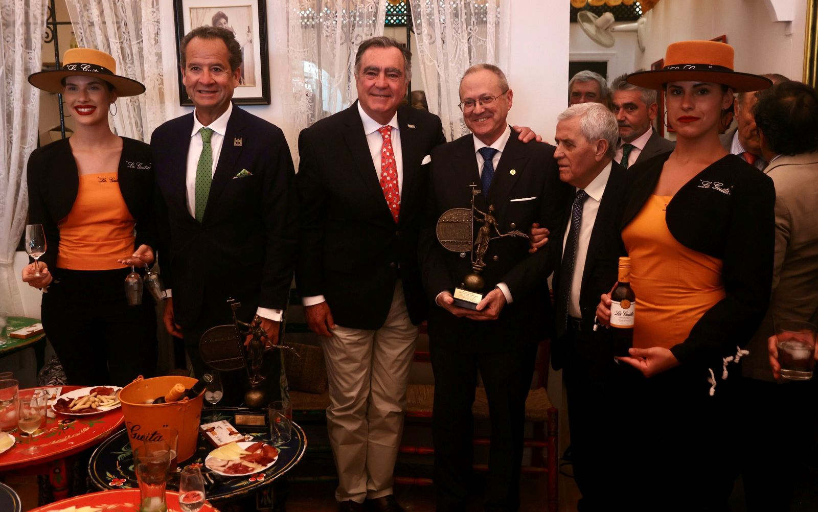 Carlo Suffredini, José Ramón Estévez, Andrés Martín Garrido Cancio y Manuel Gallardo, entre dos azafatas de La Guita.