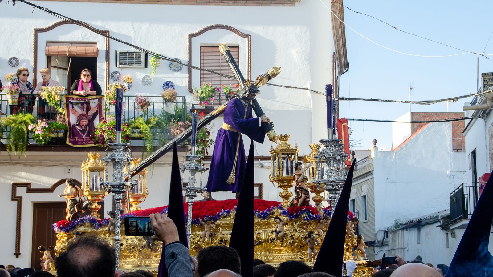 Jesús Nazareno llegando al barrio de la Cruz la mañana del Viernes Santo.
