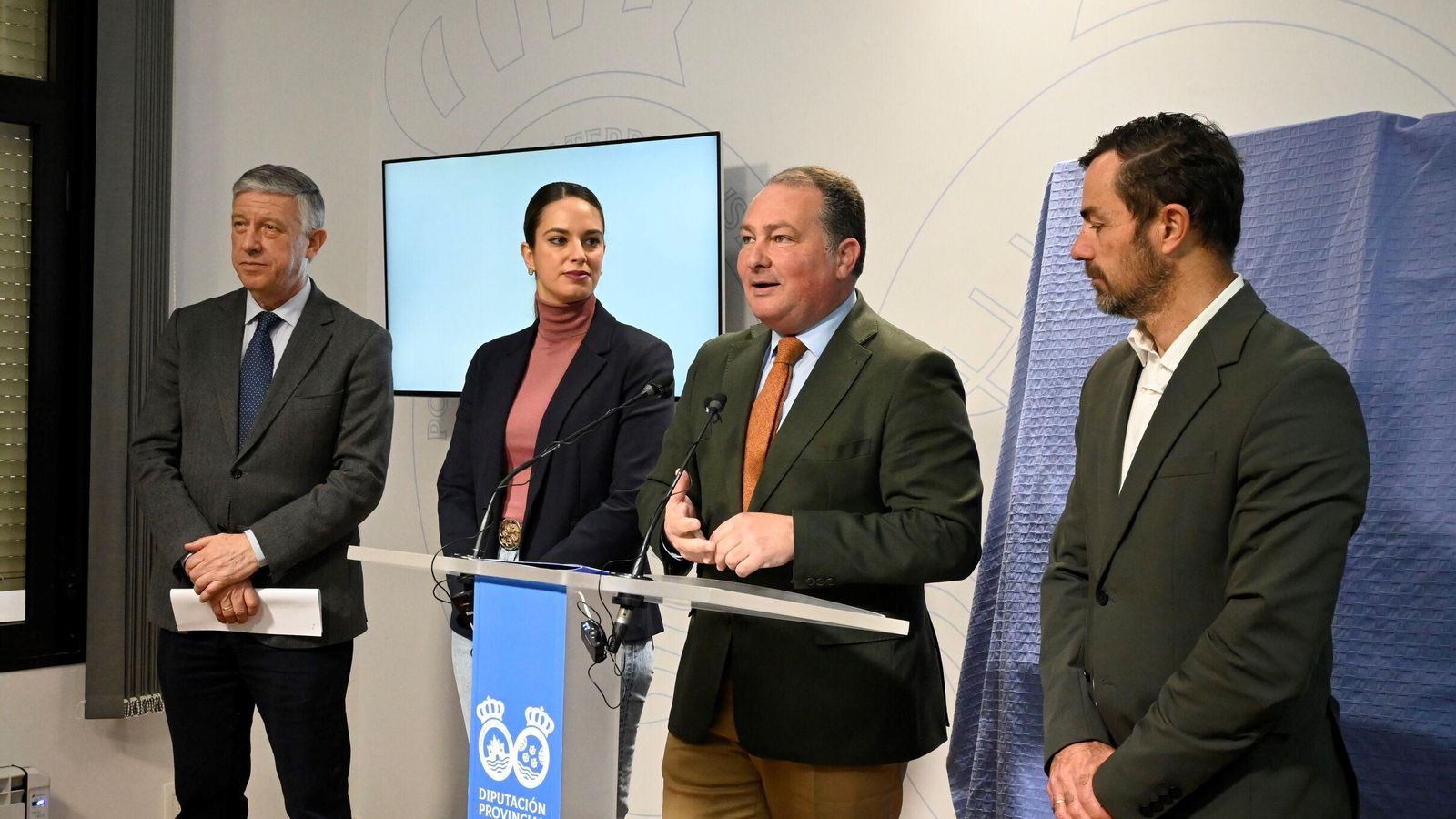 Davis Toscano durante la presentación del logotipo junto a Carmelo Romero, Milagros Romero y Juan Daniel Romero.