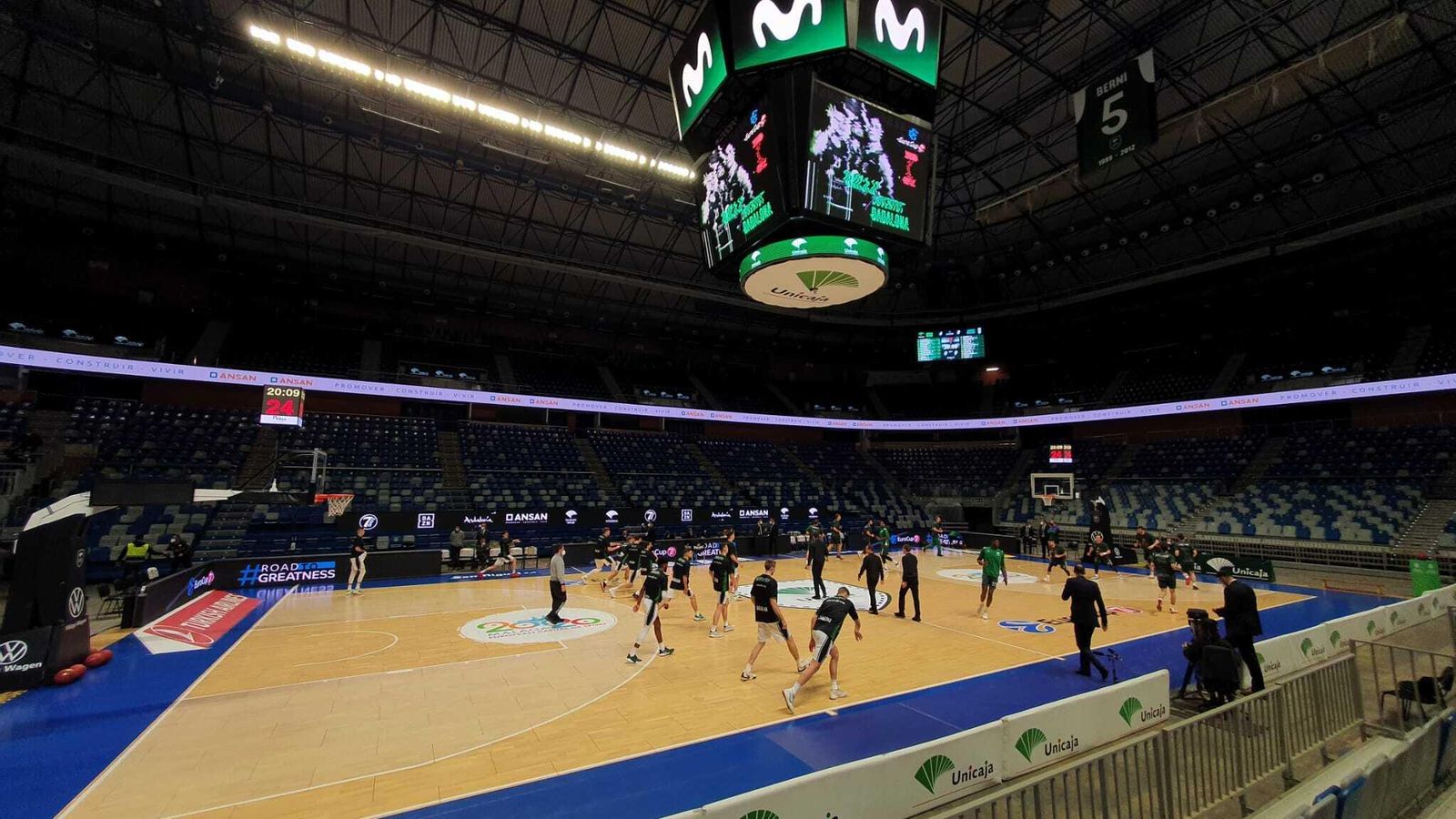 Unicaja y Joventut calientan antes de su partido de Eurocup en el Carpena.