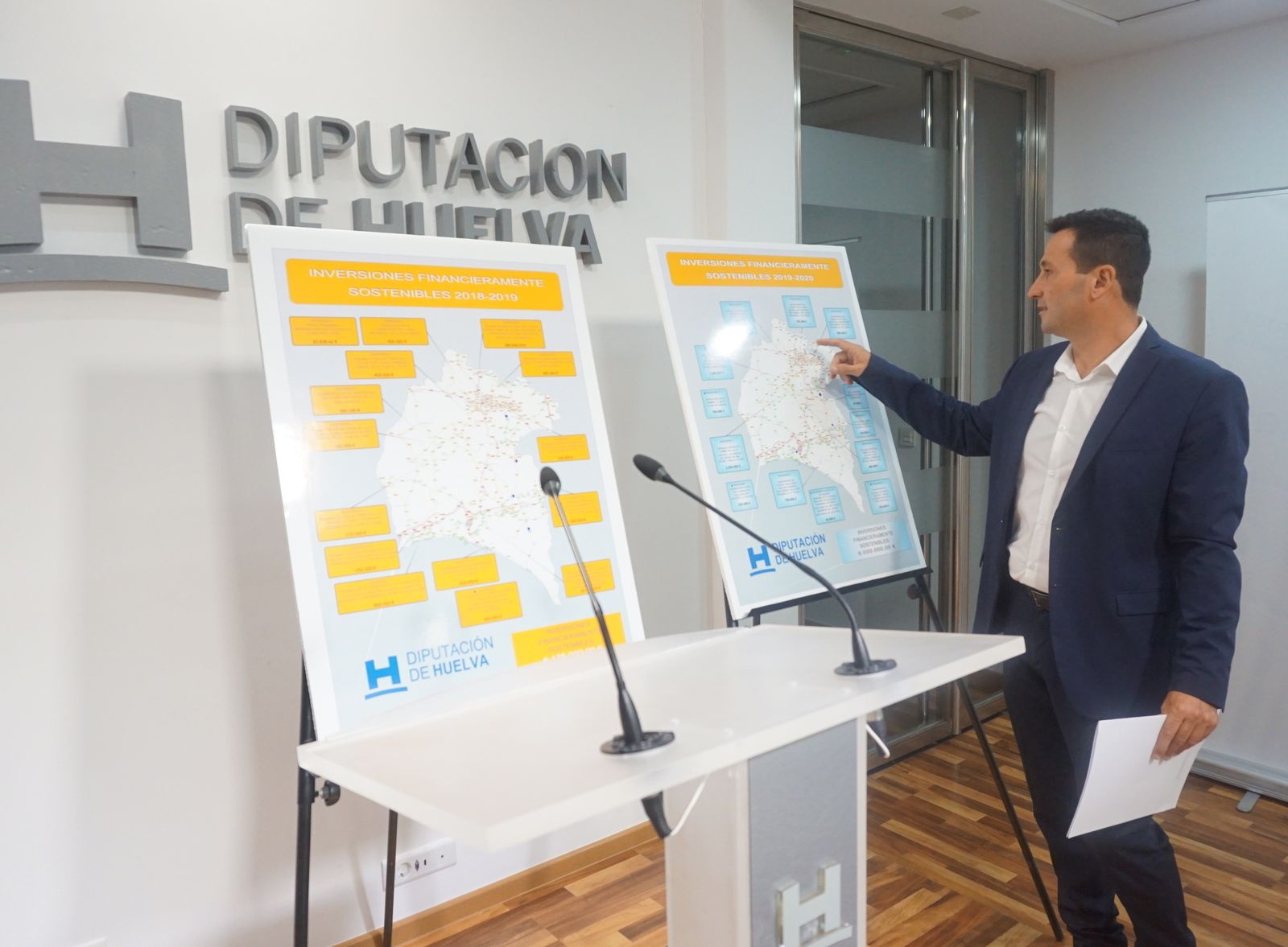 El vicepresidente de Política Municipal de la Diputación de Huelva, Ezequiel Ruiz, señala una de las actuaciones a realizar.