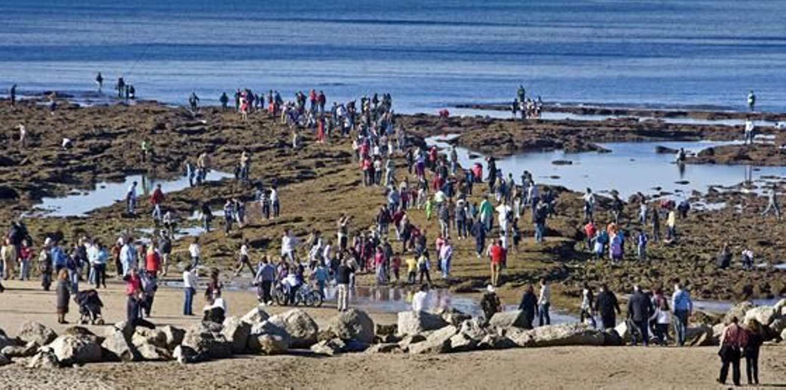 Desde primeras horas de la mañana, en la playa de la Caleta se han reunido miles de ciudadanos, dispuestos a disfrutar y fotografiar la marea del año./Julio González

Foto: Julio Gonz?z/Jes?ar?
