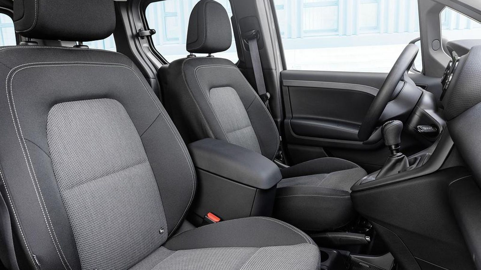 Durante nuestro contacto los asientos delanteros nos han parecido muy cómodos. Como también lo es el puesto de conducción. El año que viene también tendrá cambio automático.