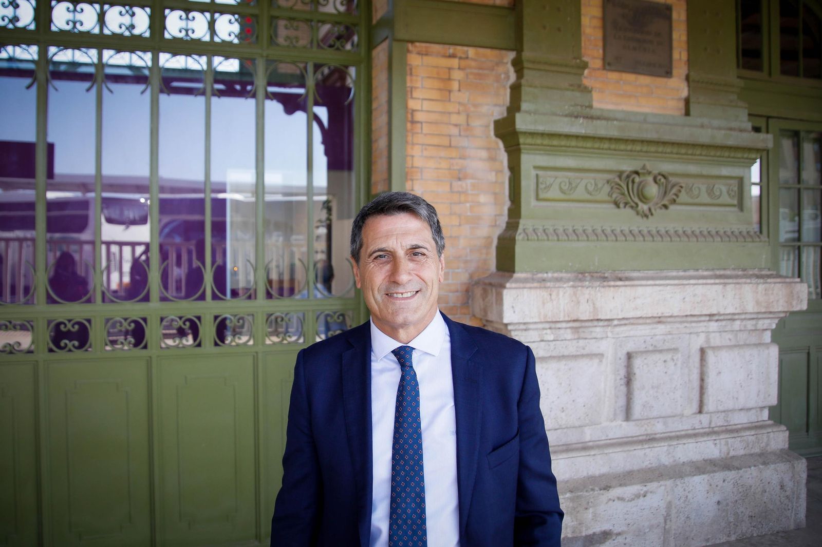 El delegado del Gobierno, Pedro Fernández, visita la estación histórica de Renfe en Almería, en imágenes