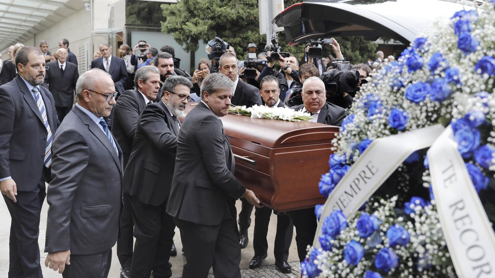 Salida del féretro con los restos de la soprano Montserrat Caballé del tanatorio de Las Corts.