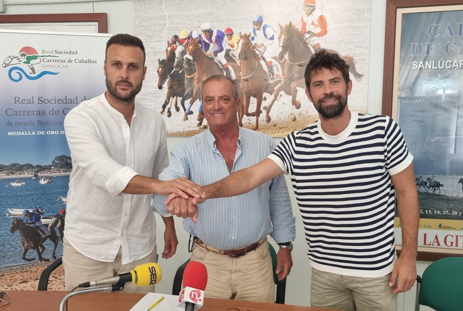 Juan Cala, Rafael Hidalgo y Koke, tras la firma del acuerdo. Juan Cala, Rafael Hidalgo y Koke, tras la firma del acuerdo.