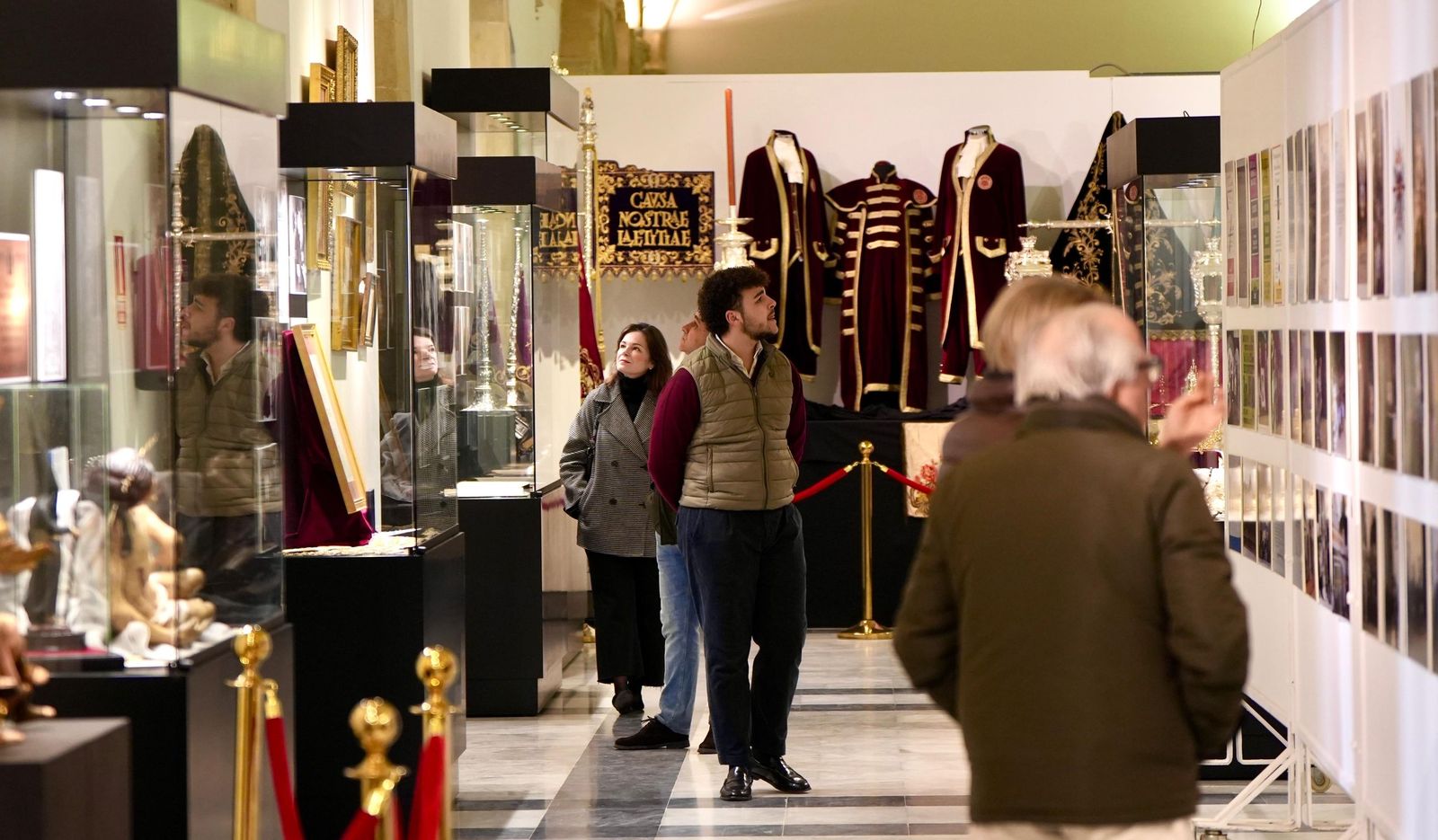 Visitantes contemplando la exposición en los Claustros de Santo Domingo.