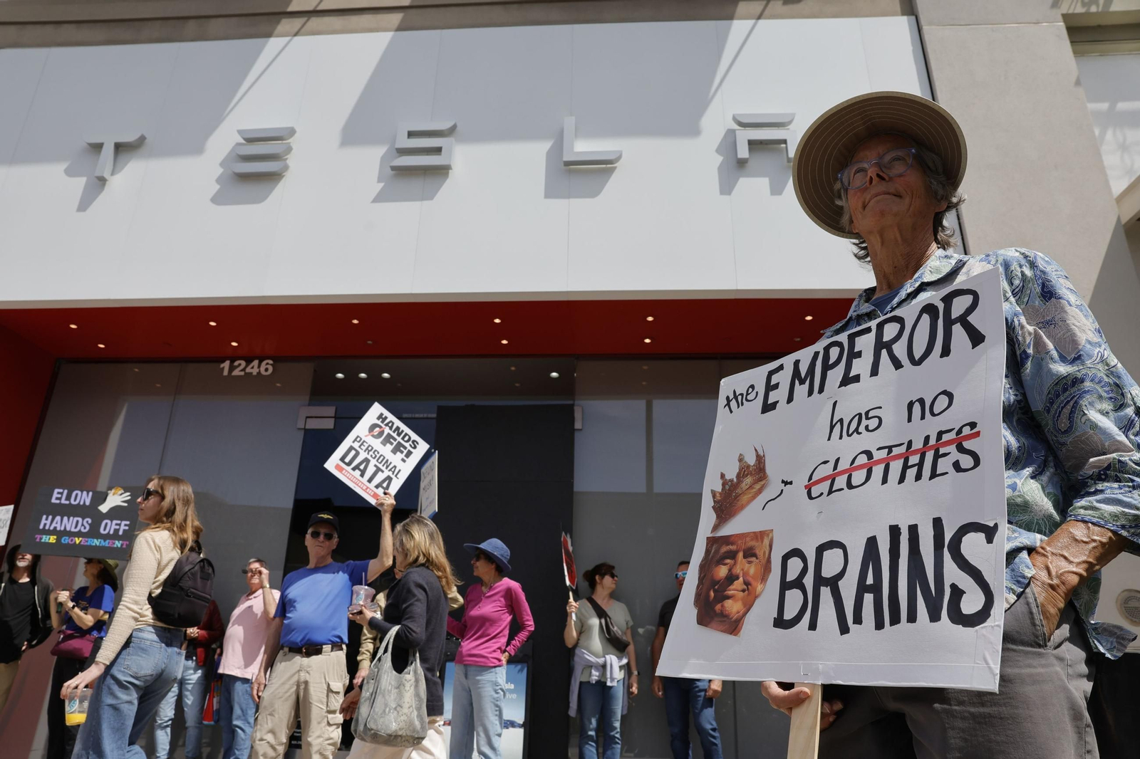 Miles de manifestantes contra Trump y Musk en EEUU: "¡Quita tus manos!"