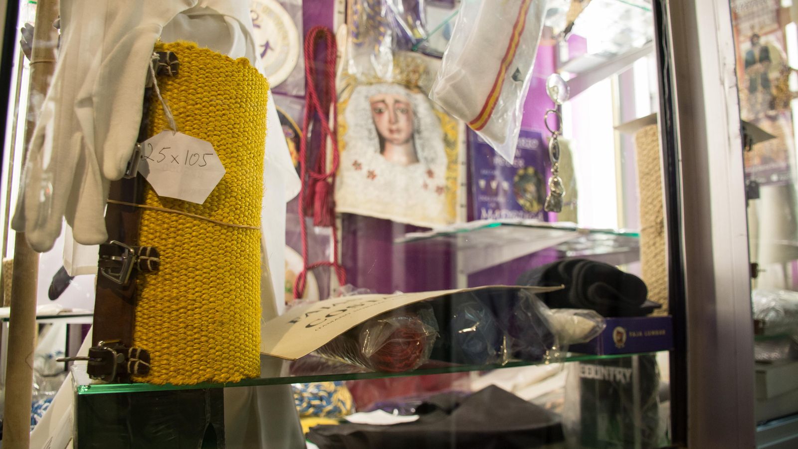 Cinturón de la Hermandad del Cristo de Burgos, amarillo, en el escaparate