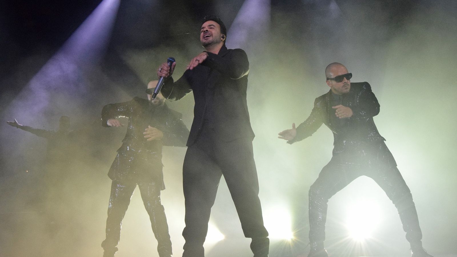 Luis Fonsi, acompañado de sus bailarines sobre el escenario.