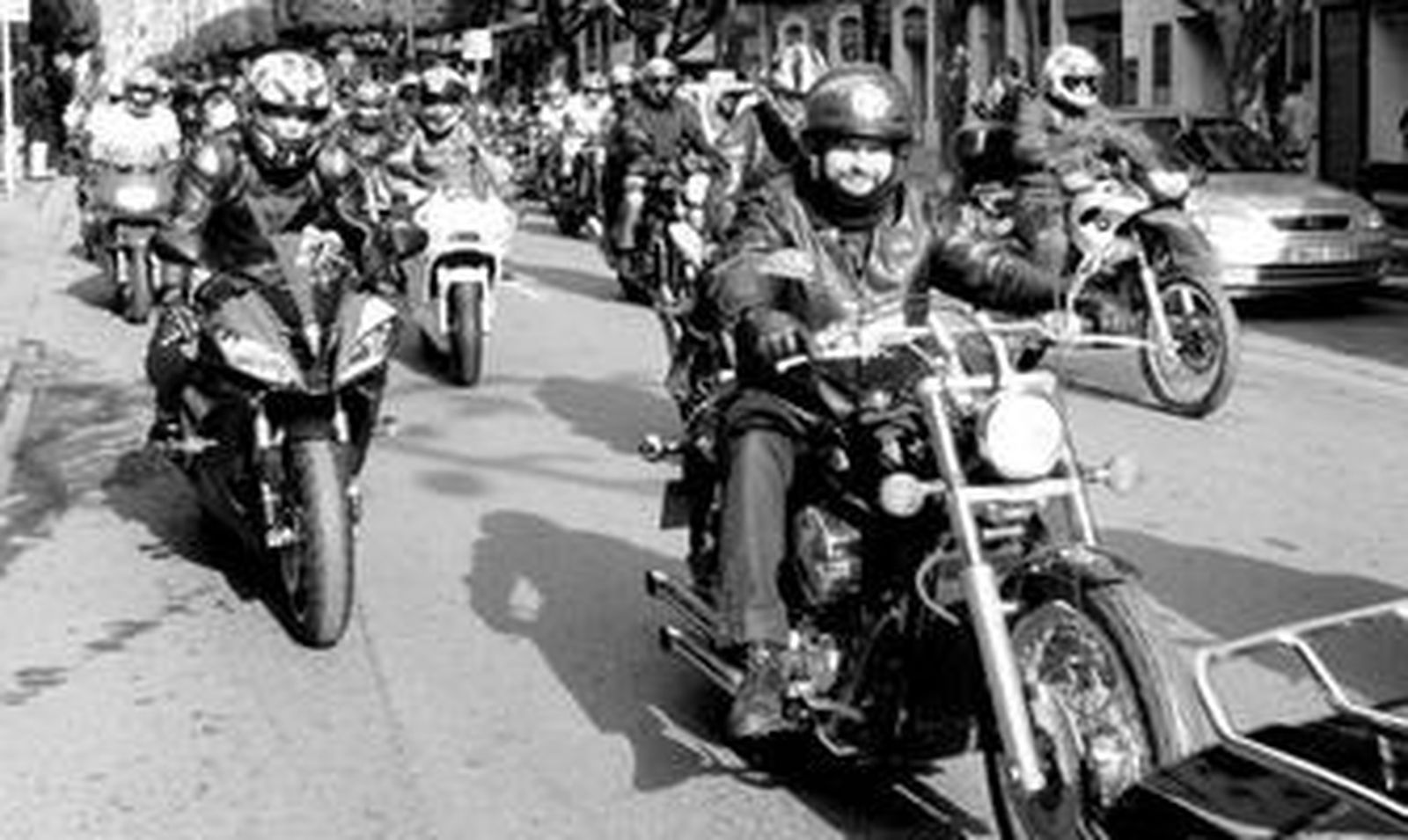 Hasta seiscientos moteros llenaron ayer las calles de Almería pidiendo que se eliminen los guardarraíles.