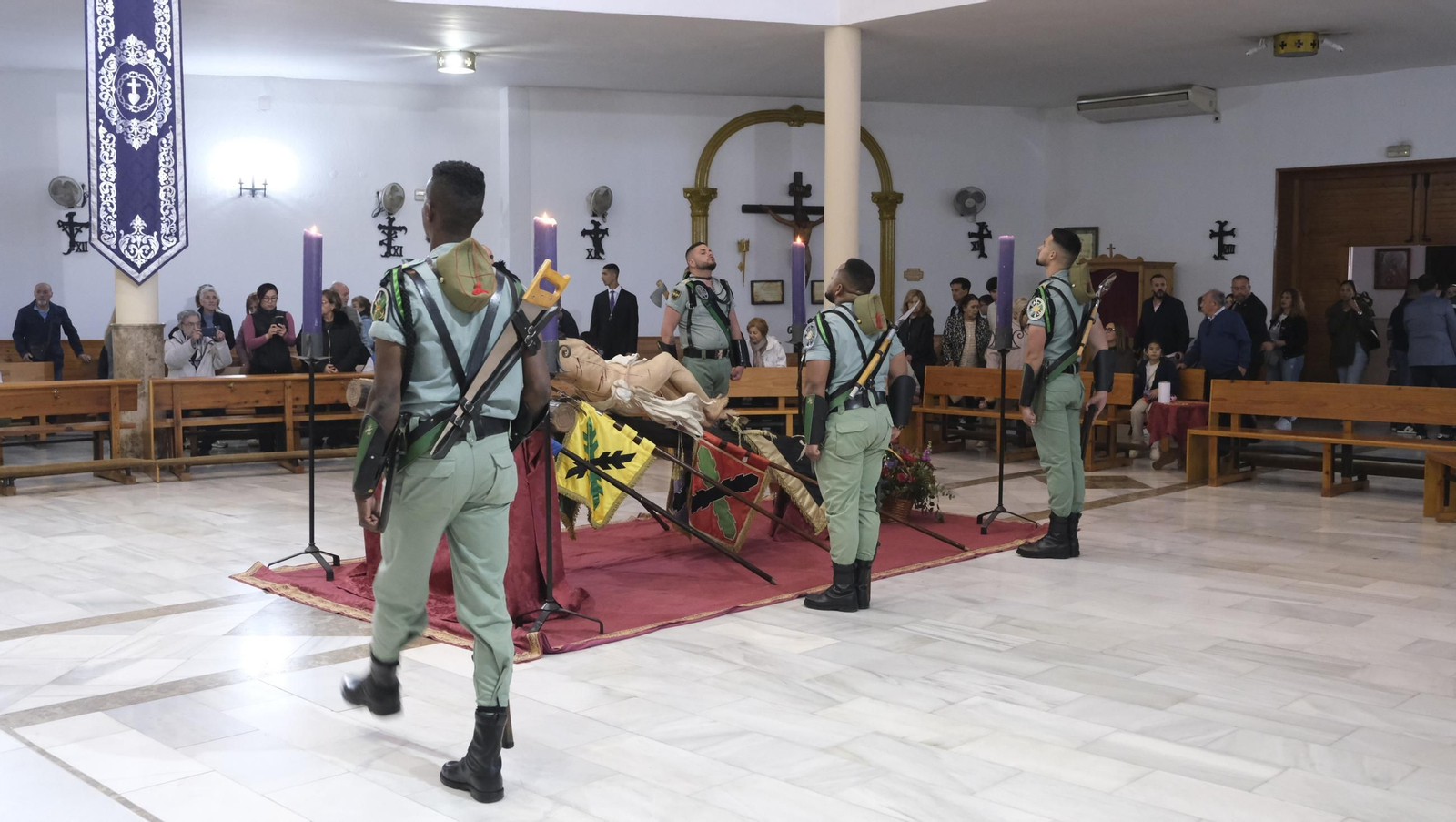 La Legión custodia el Cristo de la Buena Muerte en la Semana Santa de El Parador 2025