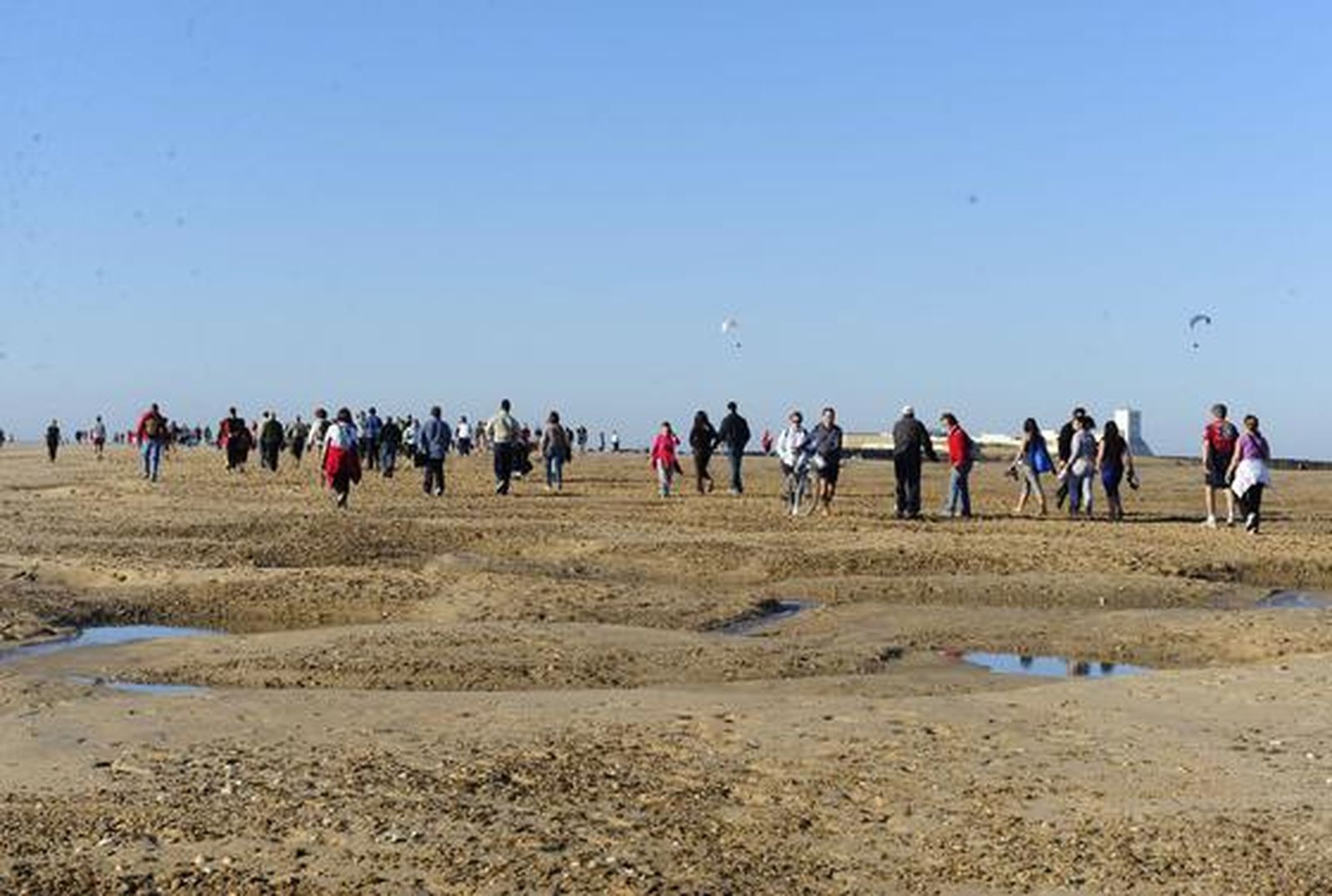 Durante la mañana en la playa de Camposoto, se han reunido cientos de personas para disfrutar la marea./Elías Pimentel

Foto: Elias Pimentel