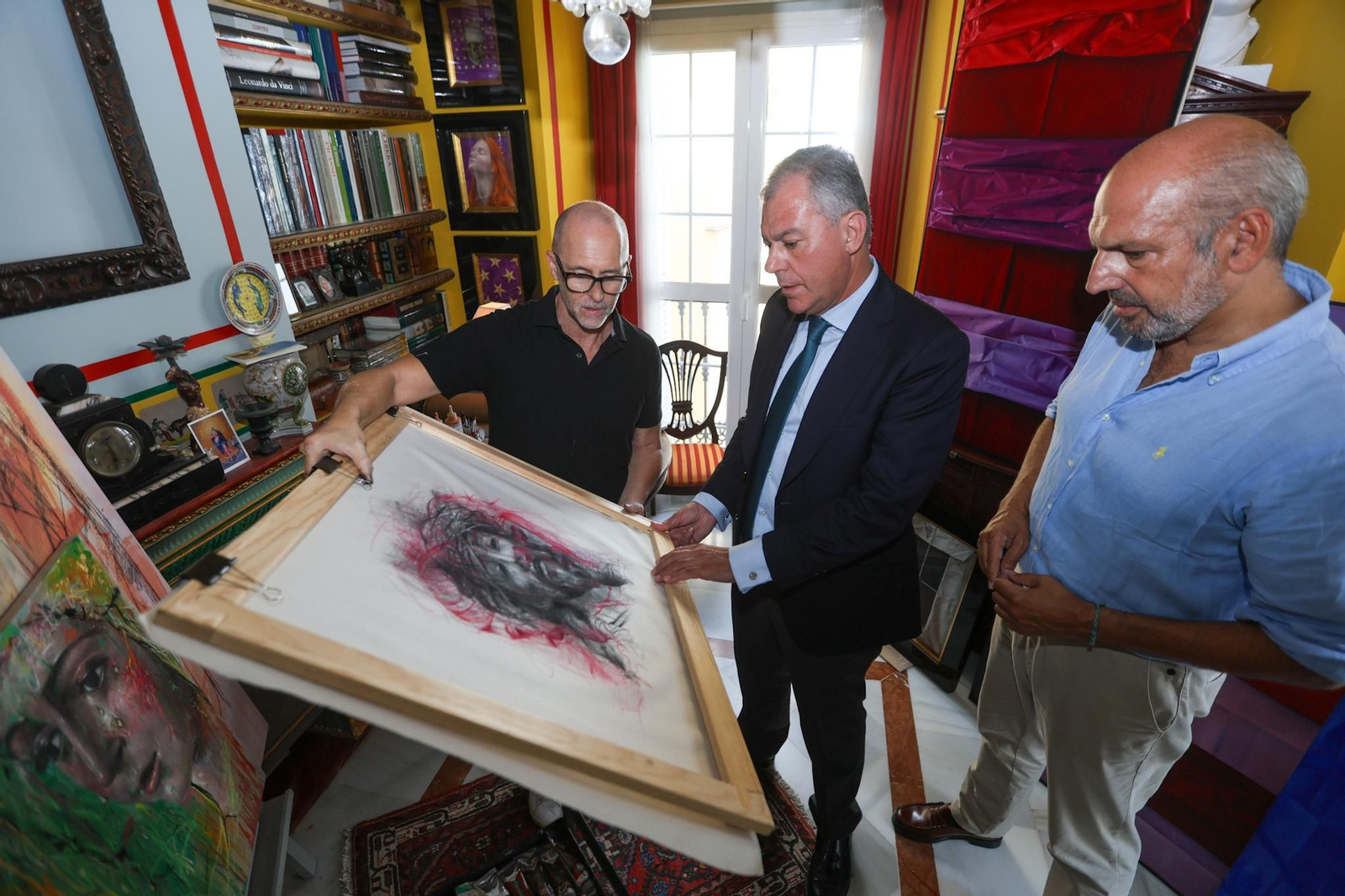 El alcalde y el delegado de Fiestas Mayores, Manuel Alés, en el estudio del pintor.