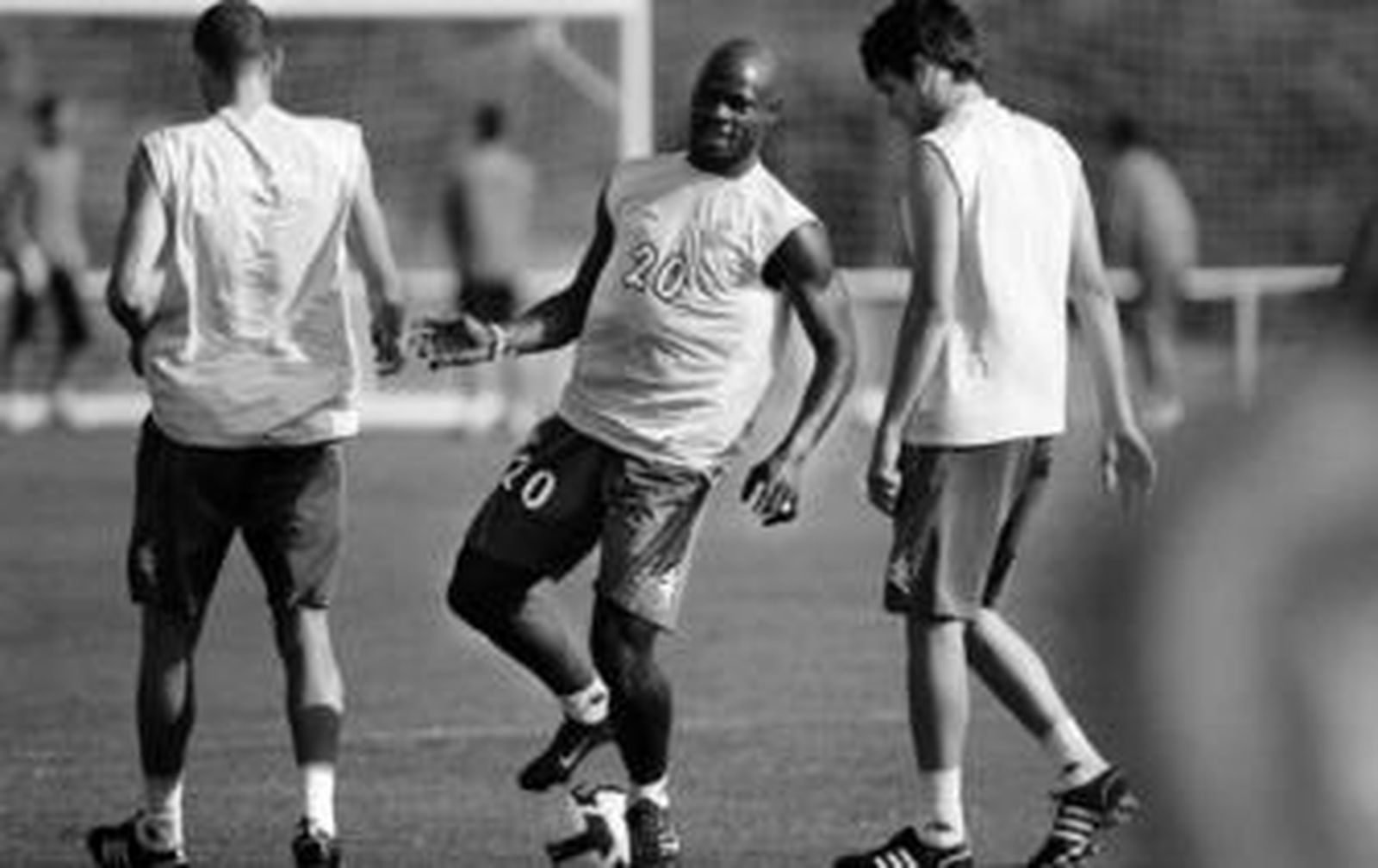 Emana sonríe, junto a Damià y Lima, en su primer entrenamiento como jugador del Betis.