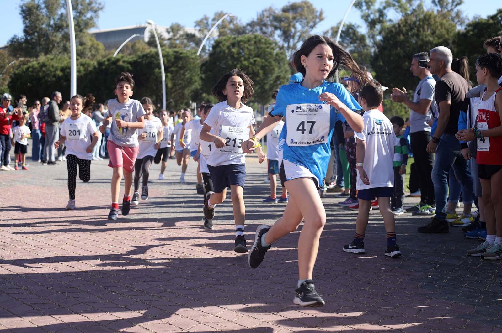 Imágenes de la carrera infantil previa a la "10K Puerta del Descubrimiento"
