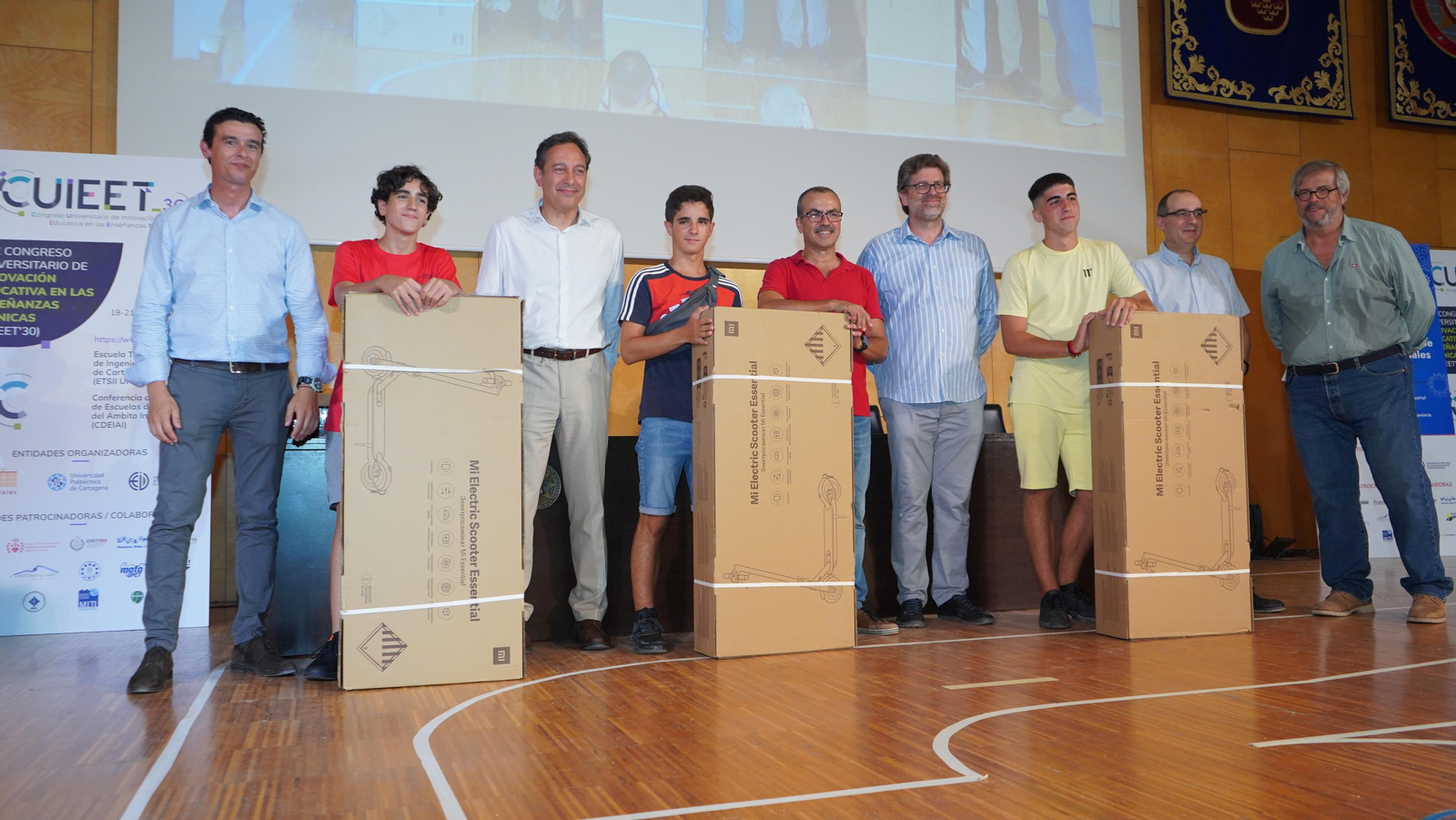 El equipo del IES Bahía de Algeciras, con sus premios.