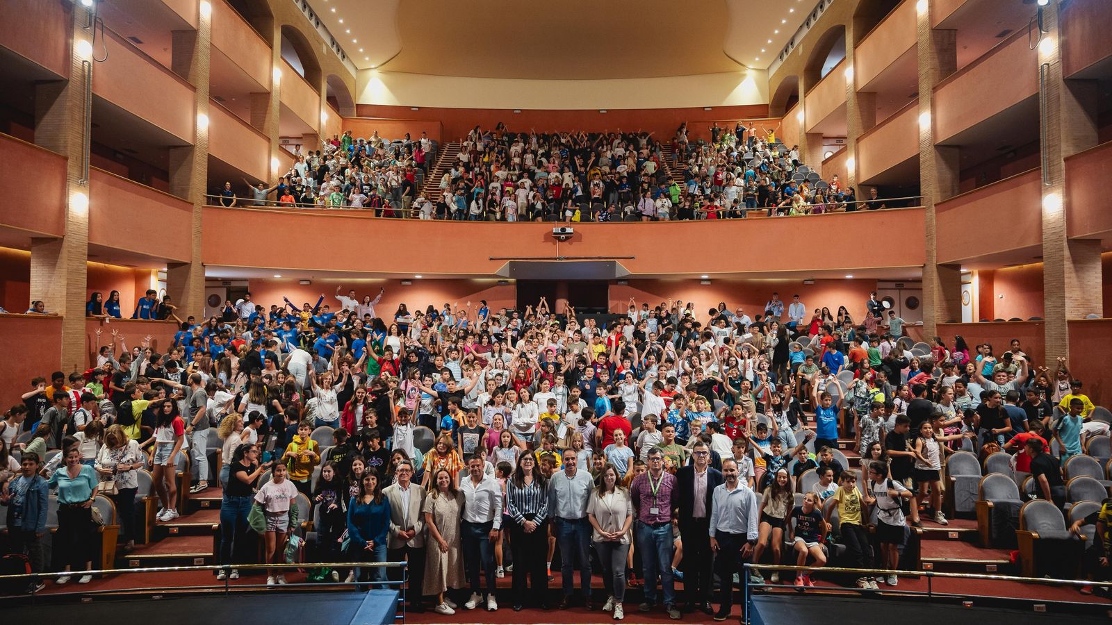 Más de 800 asistentes en el Auditorio Maestro Padilla.