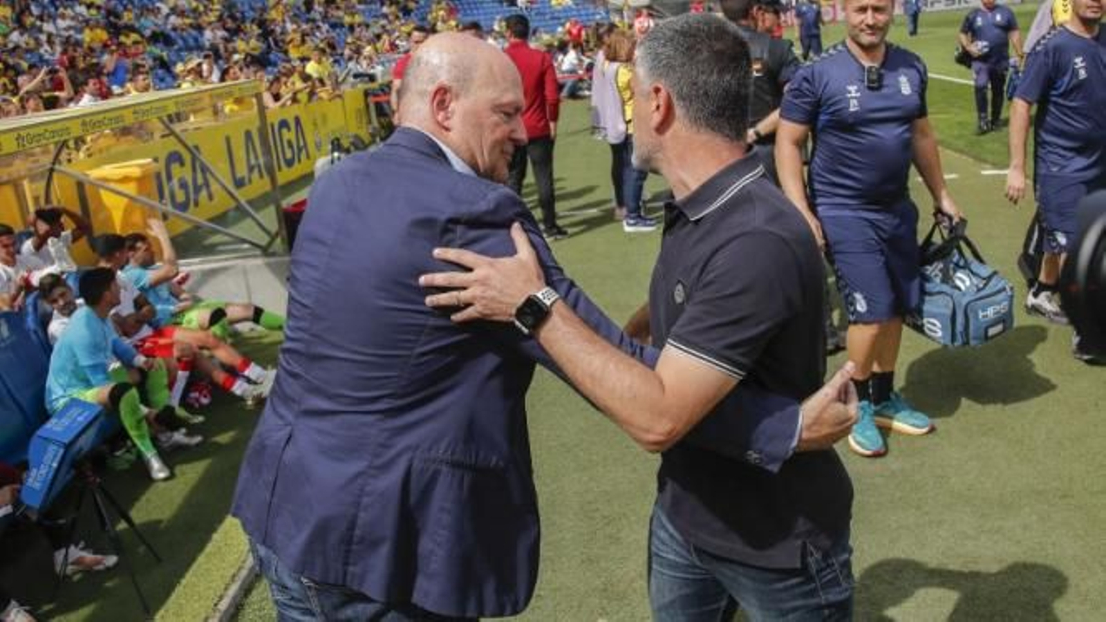 Pepe Mel y García Pimienta se saludan antes del comienzo del encuentro.