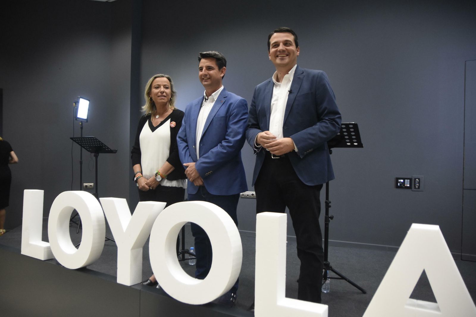 Isabel Albás (Cs), Pedro García (IU) y José María Bellido (PP) en el debate en la Loyola organizado por Onda Mezquita, al que declinó asistir el PSOE.