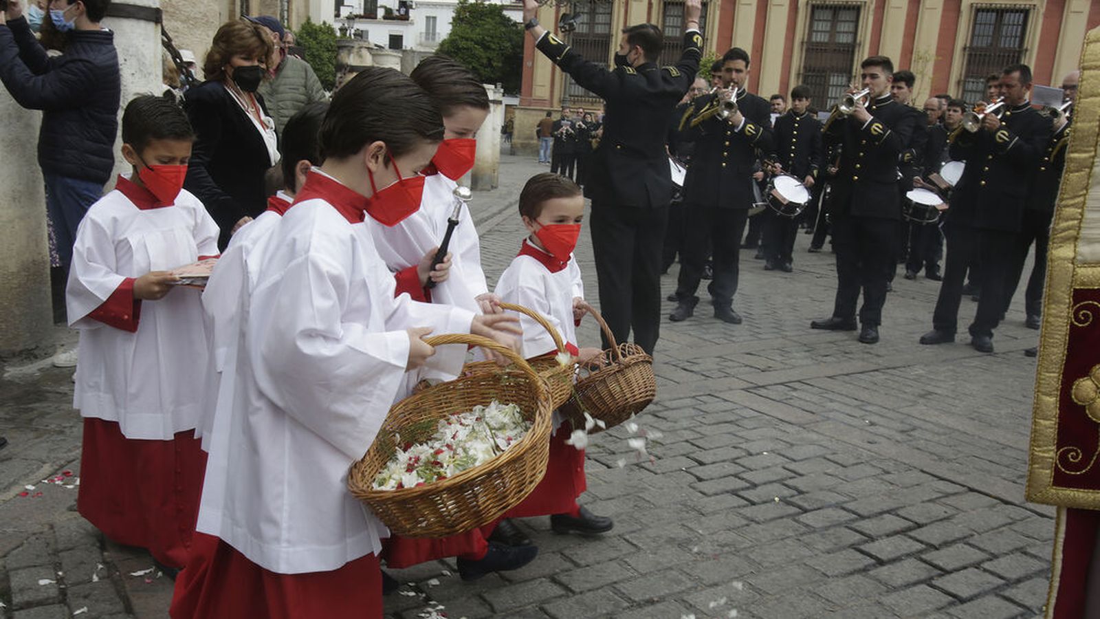 Una banda de música acompaña la procesión