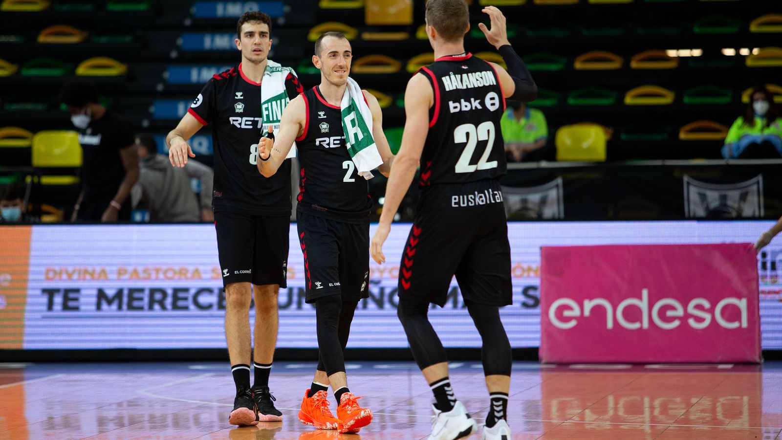 Hakanson saluda a Rouselle durante un partido.